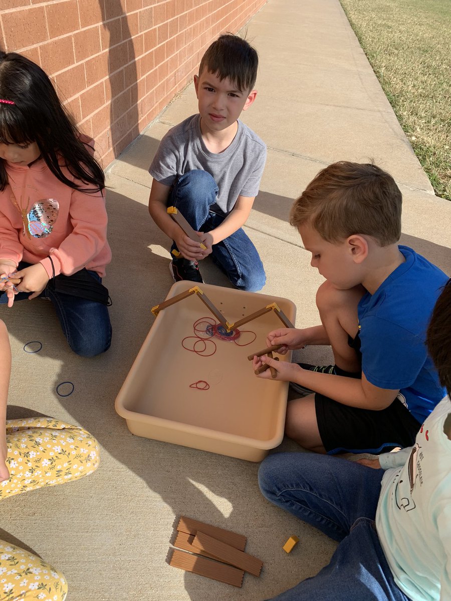 It was a perfect day to go outside and do some learning! Worked with <a href="/MsONealSU/">Miss O’Neal</a> class on changing the ending of the Gingerbread Man. #teamwork #kinder #STEM <a href="/WoodardCFISD/">Woodard Elementary</a>