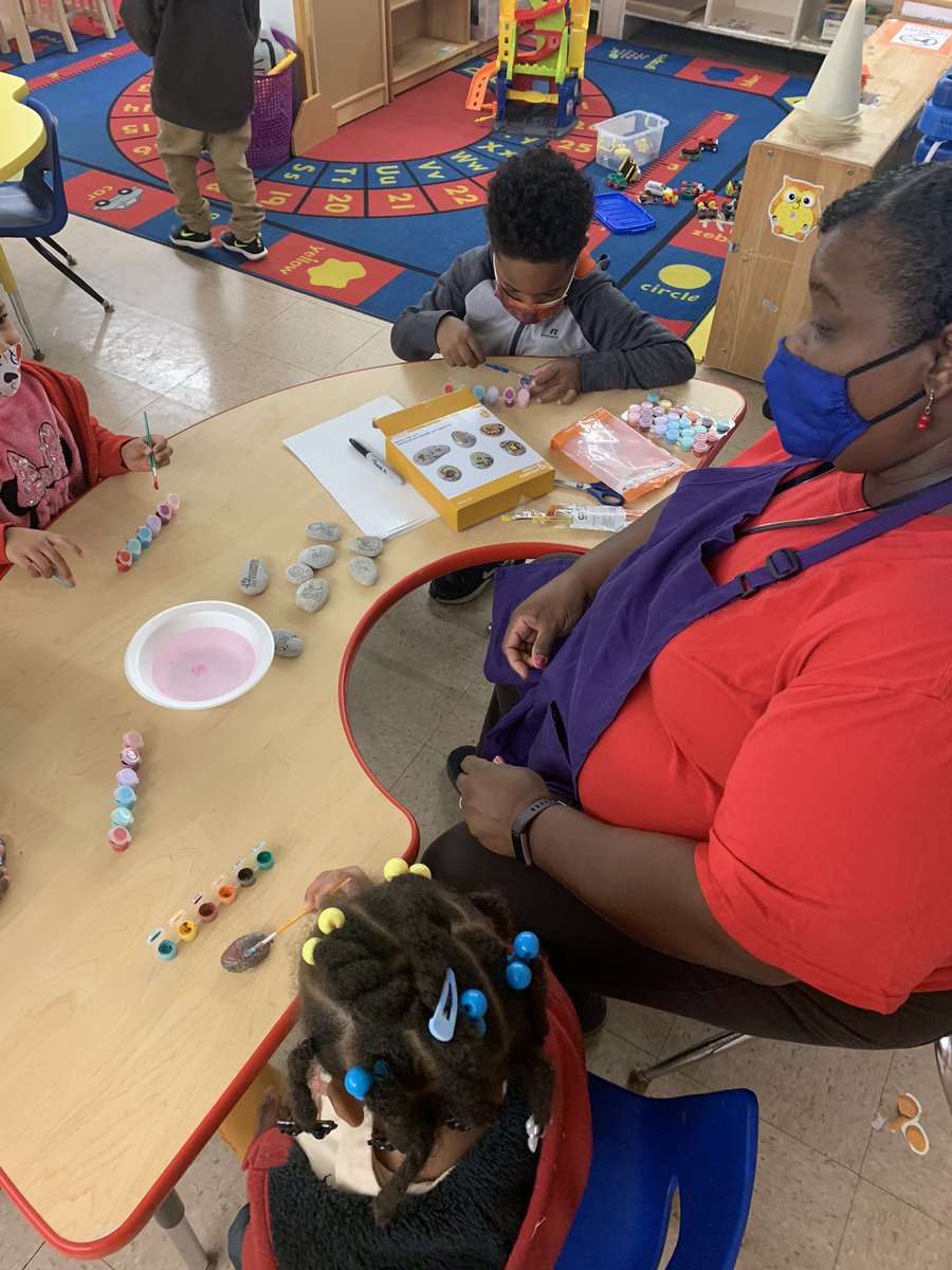 NaeNatH's tweet photo. Pre-K @NcVandalia painting ‘Thankful Rocks’ today. #bethankful #funwithpaint https://t.co/r1HIELn9lD