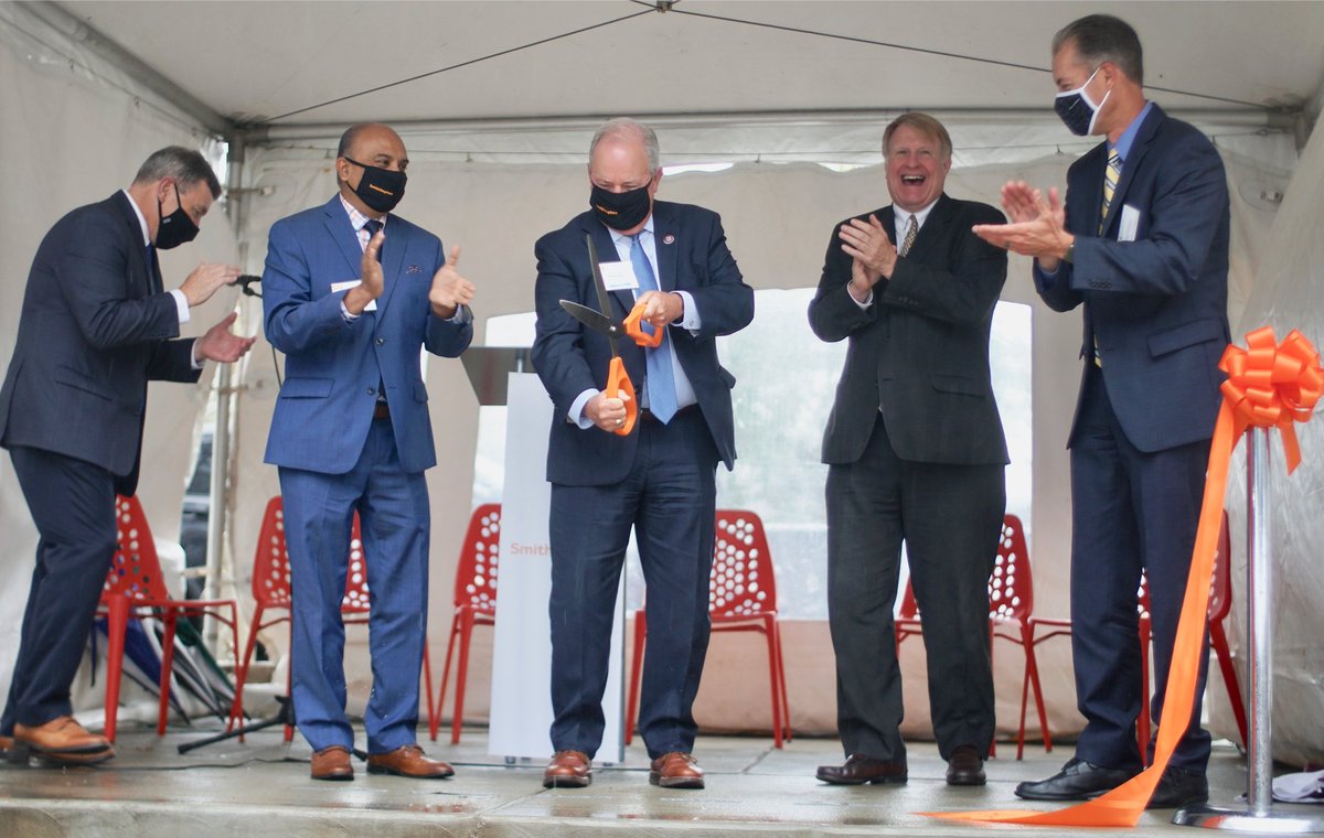 smithnephew's tweet photo. Thank you, Pittsburgh, for making us feel so welcome at our new R&D facility on #RoboticsRow!
Paul Seltman, our SVP of Global Public Policy & Government Affairs, shares with @pghregion what this means for Smith+Nephew, and Pittsburgh at large.
Read: https://t.co/VrQxHp0USu https://t.co/x798aXfhrM