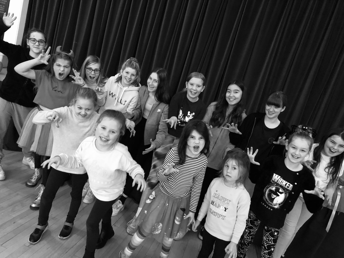 Charleshutchpr1's tweet photo. NE Musicals York to stage The Wizard Of Oz with full orchestra, two Dorothys, two Totos, a cast of 60, 150 wigs and 200 costumes.
Full story at https://t.co/nQQqXBUuaQ
@NMusicals @TearleSteven #TheWizardOfOz 
@jrtheatre #musicals #theatre #Tech247 #York https://t.co/RyqwVtgDKf