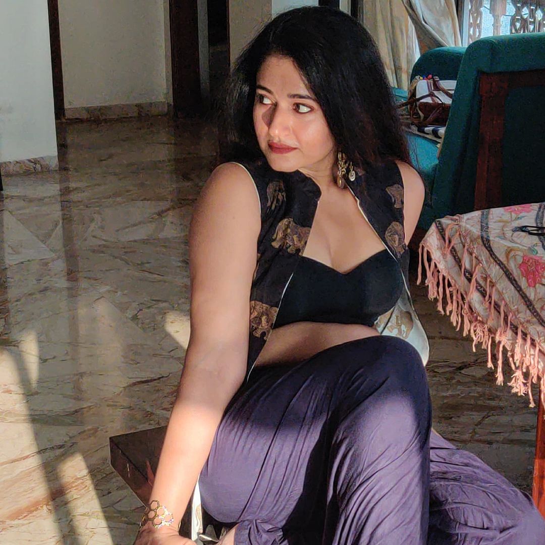 #PoonamBajwa Queen 😋 Missing this hottie in Bigscreen 😖