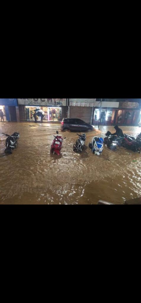tweetKishorec's tweet photo. Heavy rains at Ooty. ...here seen pictures of Commercial road. . https://t.co/QguvNoUDOI