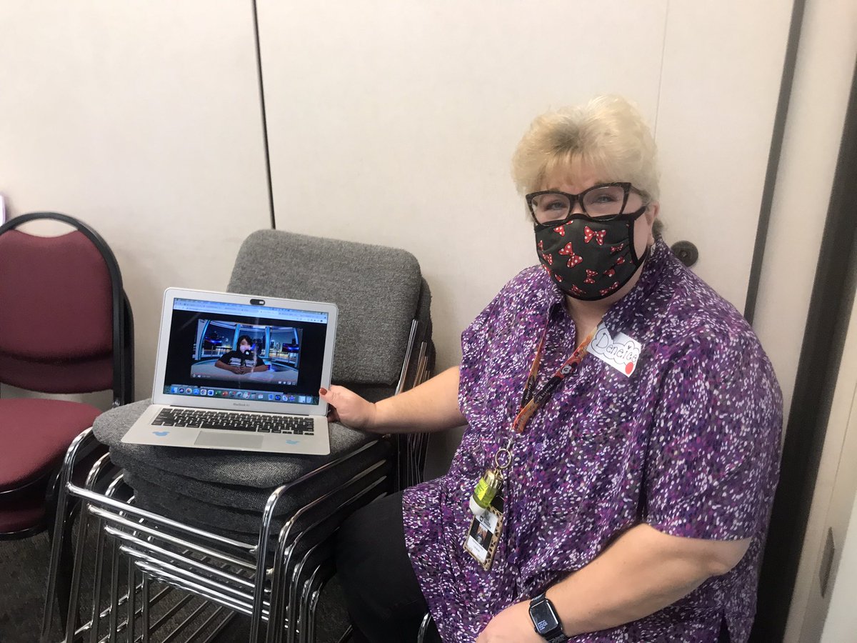ElemMacon's tweet image. Ms. Hullett sharing how she does video morning announcements using iMove with her Media Club! I want to implement this in Jordan’s R.E.A.D. Lab! @dallasisdvpa @shannontrejo @THuittDISD @DISD_Libraries @dallasschools