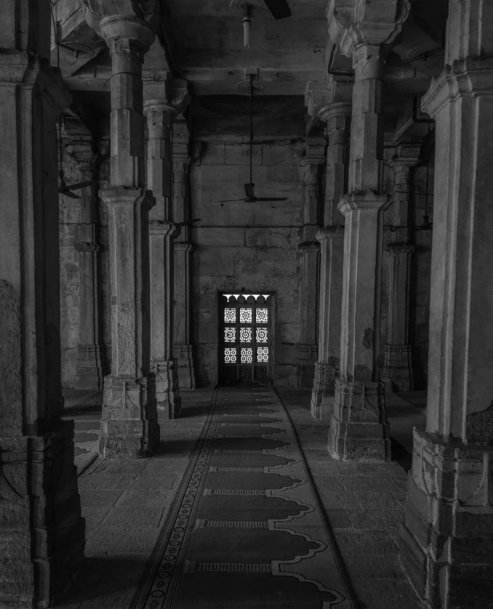 Taj_Skyline's tweet photo. Every wall and corridor spells a story of the city seeped in the historic tales of the bygone era✨
Picture by: @manankarangiya7
#Ahmedabad #DiscoverAhmedabad
#TajSkyline #TajHotels #Design #DesignIsInTheDetails https://t.co/OTbH6qlEZL