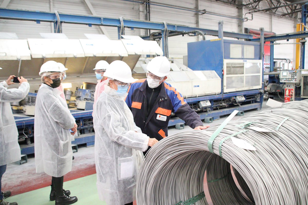 Prefet01's tweet photo. La préfète a visité #Ugitech, entreprise spécialisée dans les fils en acier inoxydable.
Soutien #FranceRelance de 800 000€ pour moderniser sa production et réduire sa consommation énergétique.
Des élèves de 2de étaient venus découvrir l'industrie, secteur tourné vers l'avenir 🏭 https://t.co/f625wAC906