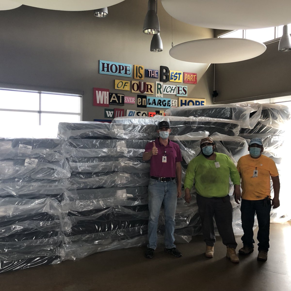 RMHCFriends's tweet image. Mission Moment: Comfortable beds for families to sleep in = ✔️
Blane, Antonio and Rene with CM Construction just spent an entire morning helping unload 15 new TempurPedic beds (1bed = mattress, base, frame) from a truck and placed them in the Community Room at @RMHCCTX!