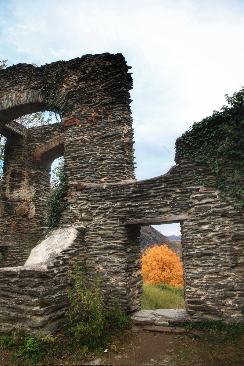 Vis_Symphonies's tweet photo. A few more of the ruins of St. John's Episcopal Church in Harpers Ferry, WV.
#harpersferry 
#marylandphotographer #WestVirginia #historicplaces #ruins #stoneruins #fallcolors #autumnleaves #oldchurches https://t.co/knjv2vSmPt