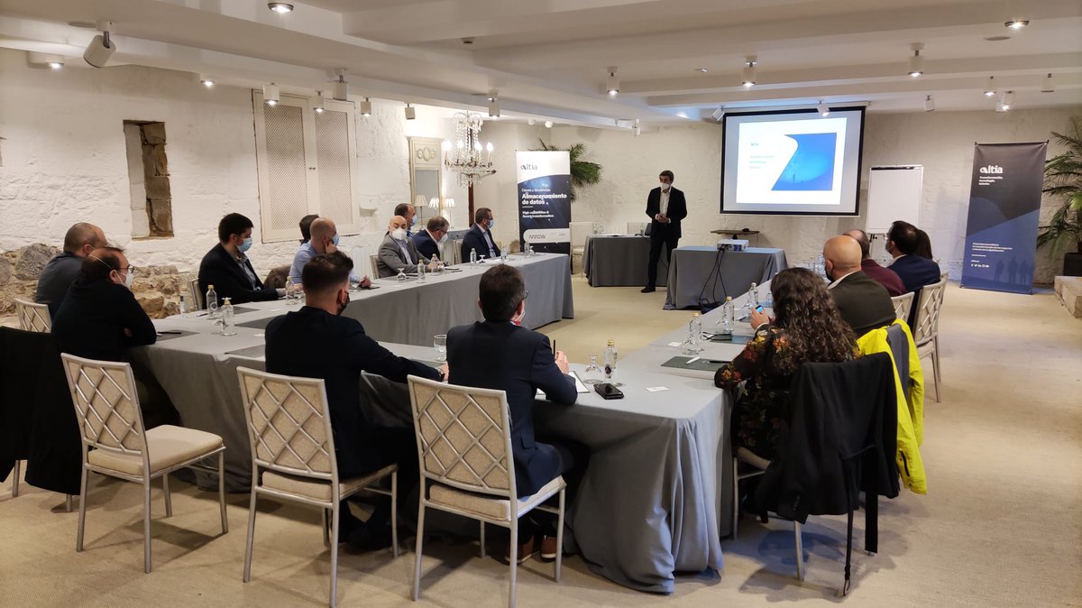 WeAreAltia's tweet image. Hoy, con @Arrow_dot_com e @IBM_ES  hablando de las nuevas claves y tendencias sobre el almacenamiento de datos e #HibrydCloud ☁📸

#SmartTransformation #HighCapabilities #Data
