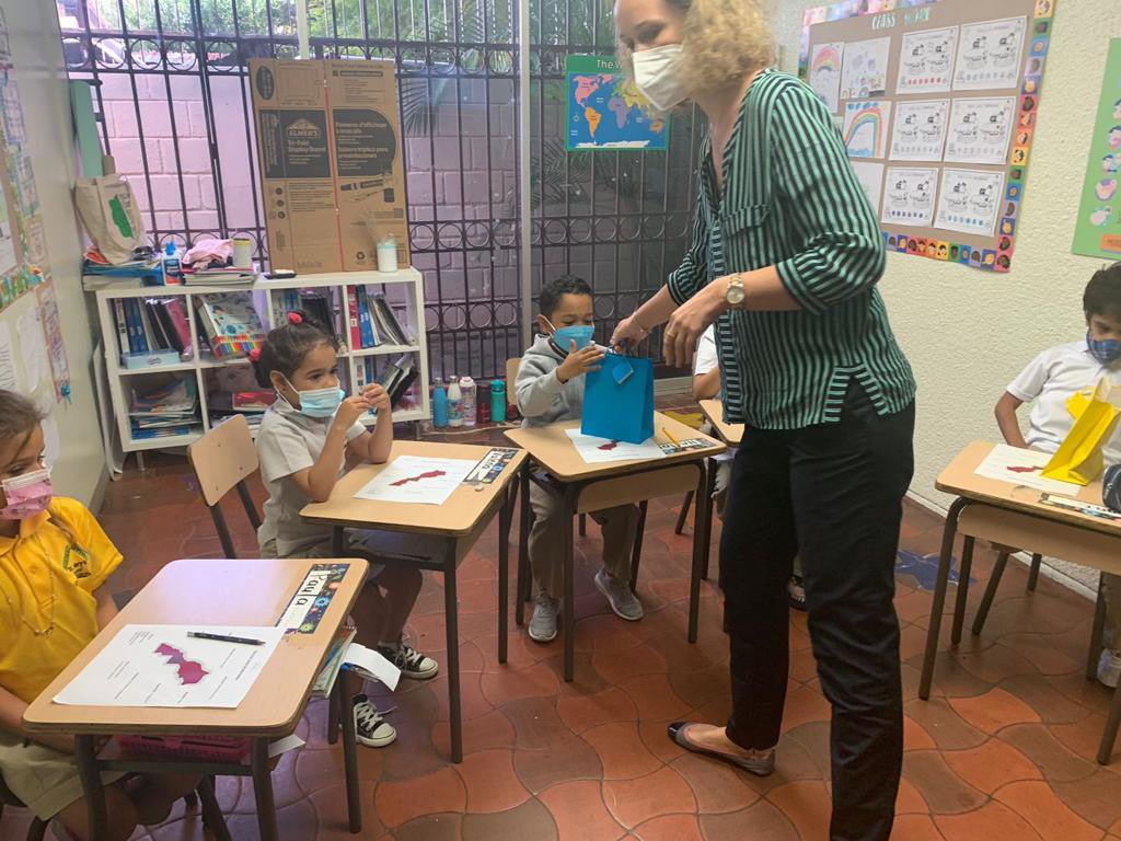 ZakariElGoumiri's tweet photo. Muchas gracias #Colegio St Mary’s School por recibir nuestra Ministra Consejera Basma Jalfi, acompañada de la Sra Ghizlane Chgadda, Consejera encargada de Asuntos Culturales, y contribuir en el proceso de conocimiento mutuo y al acercamiento de nuestros dos pueblos.1/2 https://t.co/Ub7Wm9eDtj