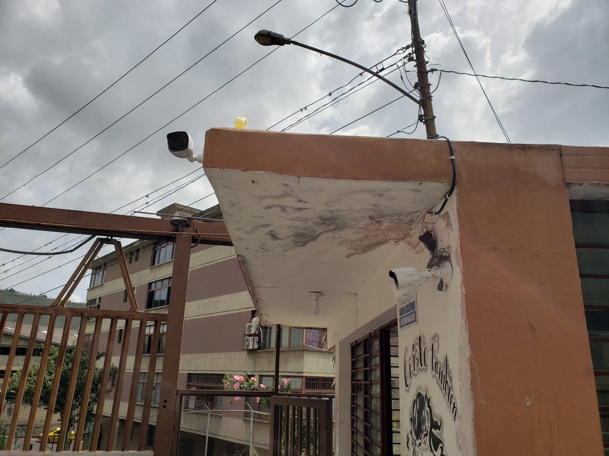 RFJoseLuis's tweet photo. Con el apoyo de @DavidUzcategui el Plan #MirandaSegura llegó a residencias Las Flores y Las Brisas. Ahora los vecinos cuentan con un circuito cerrado de vigilancia y prevención. Seguimos trabajando por el cambio en #Miranda y #Guaicaipuro. Vota por #FuerzaVecinal este #21Nov https://t.co/CJaGh8v6ZI