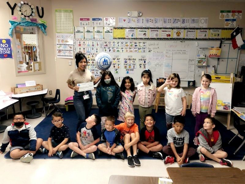 Thank you <a href="/SanAngeloGives/">SanAngeloAreaFoundation</a> for the lovely ballon 😉
My kiddos and I were so happy and grateful for you!! 💛
<a href="/LamarLionsRoar/">Lamar Lions</a> #lamarleads