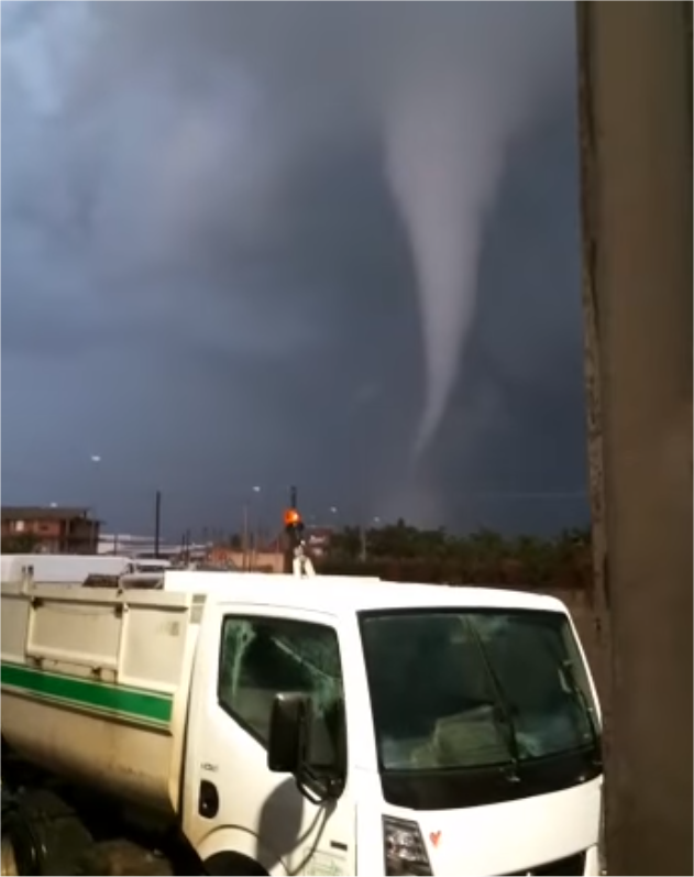 La goutte froide méditerranéenne occasionne des intempéries meurtrières en #Sicile, frappée par plusieurs tornades, en Calabre ou dans les Marches ou pluies diluviennes, grêle et crues sont observées. L'une des tornades dont la vidéo est dispo ici : 