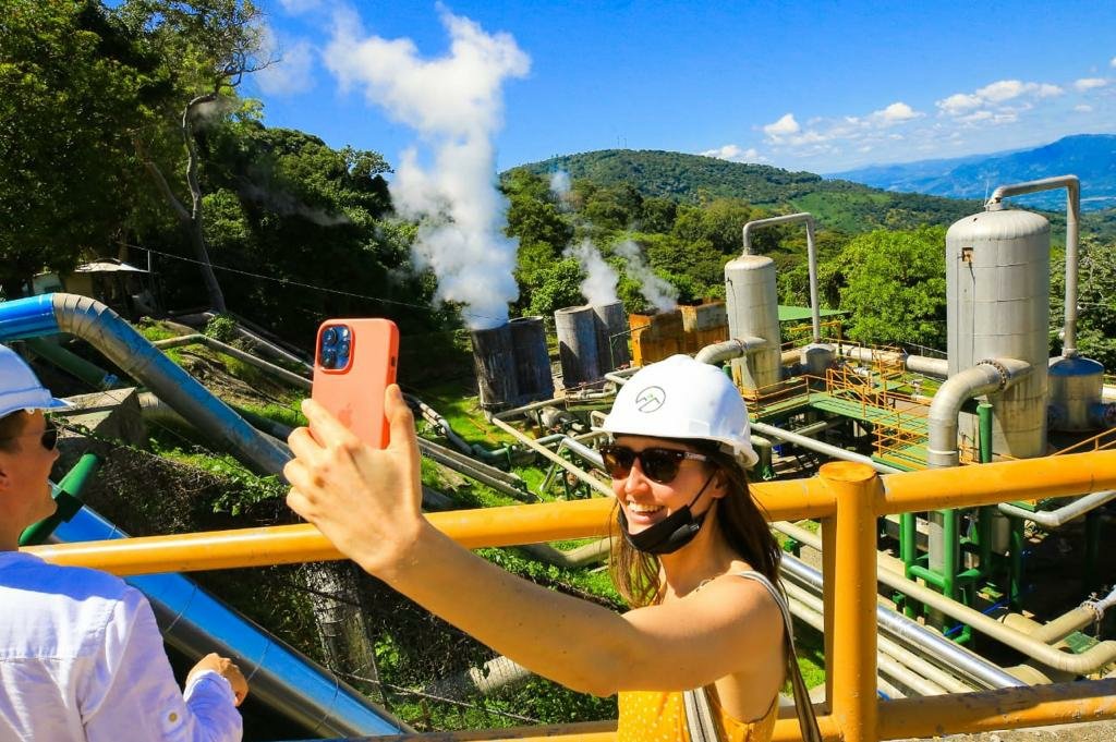 BitcoinMagazine's tweet photo. Investors touring El Salvador's volcano #Bitcoin mine 🌋 https://t.co/91uIQhjJlo