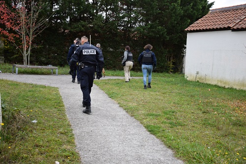 PoliceNat44's tweet photo. [#Protéger] Sécurisation des #policiers secteur #Preux #SaintHerblain.
Lutte #ContreLesTrafics 
Nous sommes là pour votre tranquillité. https://t.co/3r7jpuv0dR