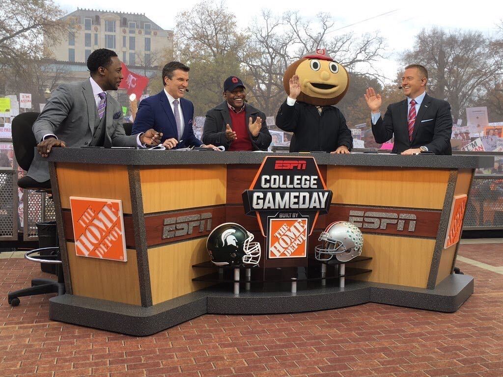 OhioStAthletics's tweet photo. 💡Ｄｉｄ Ｙｏｕ Ｋｎｏｗ 

@OhioStateFB  will host @CollegeGameDay for the 20x vs. Sparty, THE MOST of any school in the country. 

➕The Buckeyes have played at a CGD site 51x, again the most of any program ... in-the-na-tion! 

#GoBucks https://t.co/PoSiCCrcq1