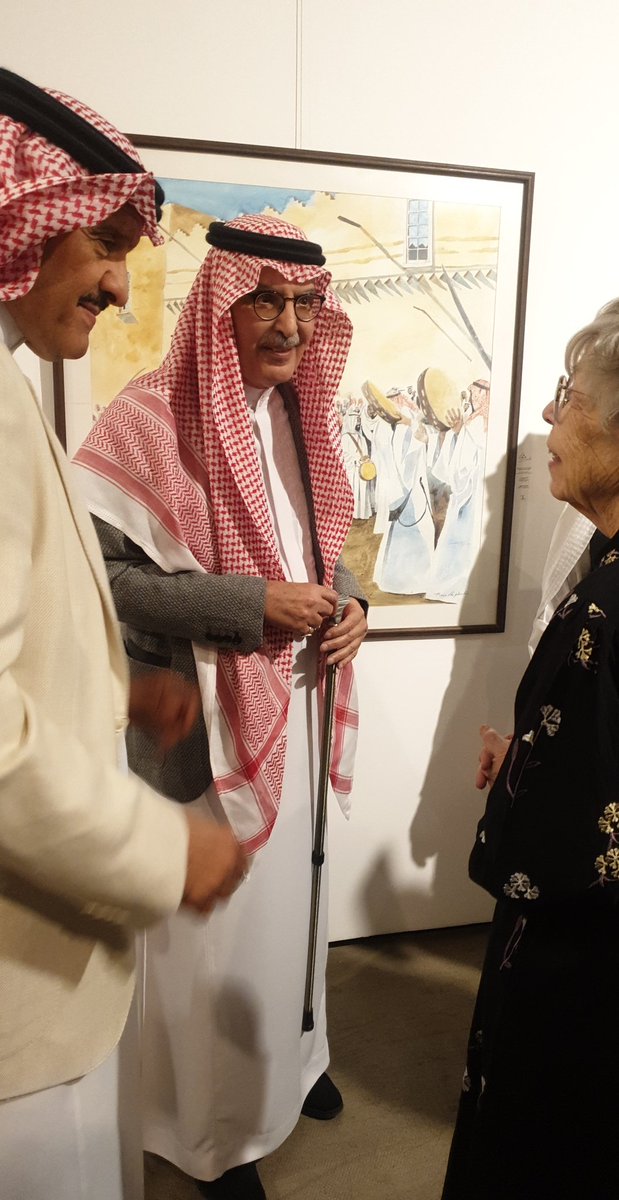 ATURATH's tweet photo. يحدث الآن الأمير سلطان بن سلمان والأمير بدر بن عبد المحسن مع الفنانة ماريس شيبرد في أثناء افتتاح معرض العذيبات  في نايلا جاليري https://t.co/zIFxq27dZU