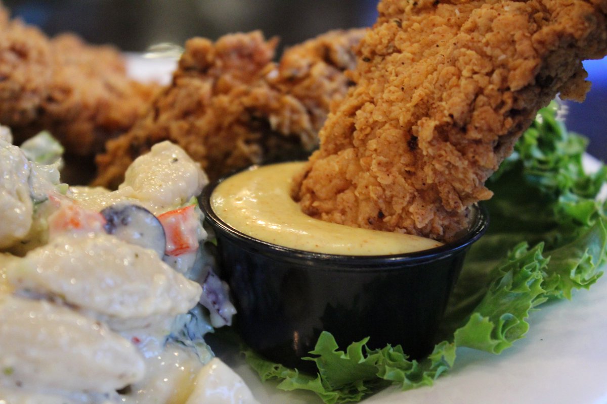 We've got the crispiest and warmest chicken tender platter around 🍗