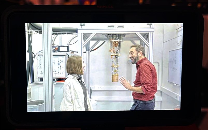 Perestupinya's tweet photo. No sé si me impresionó más el ordenador cuántico o cómo Carla de 17 años y varios premios en olimpiadas de mates y física lo domina y utiliza para investigar en @_IFAE.
#CerebrosdelFuturo pronto en @cazadorcerebros @la2_tve https://t.co/O5MLCkKPl6