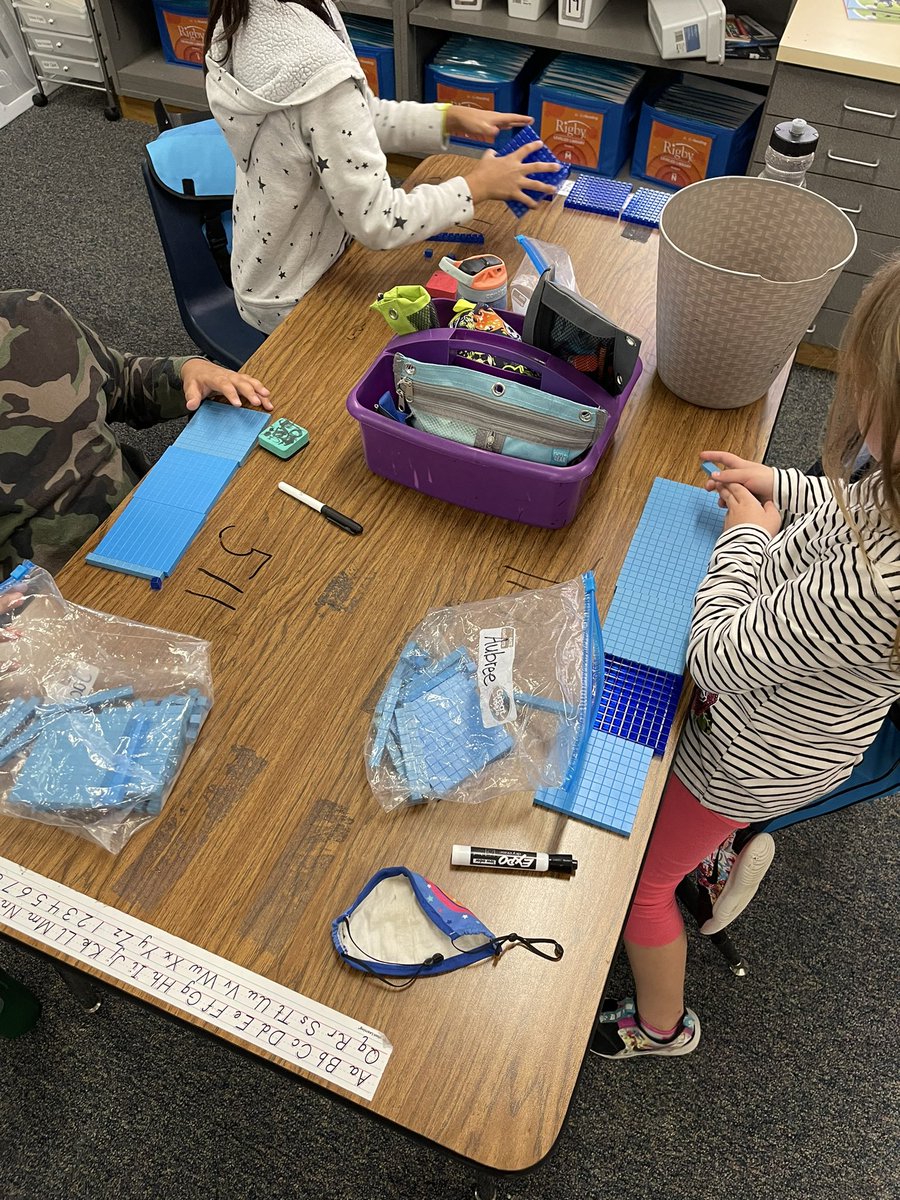 HensleeCasey's tweet photo. Using base 10 blocks to compose 3 digit numbers #MathinLISD @SouthridgeES #iteachsecond https://t.co/NiupaDl9Zz