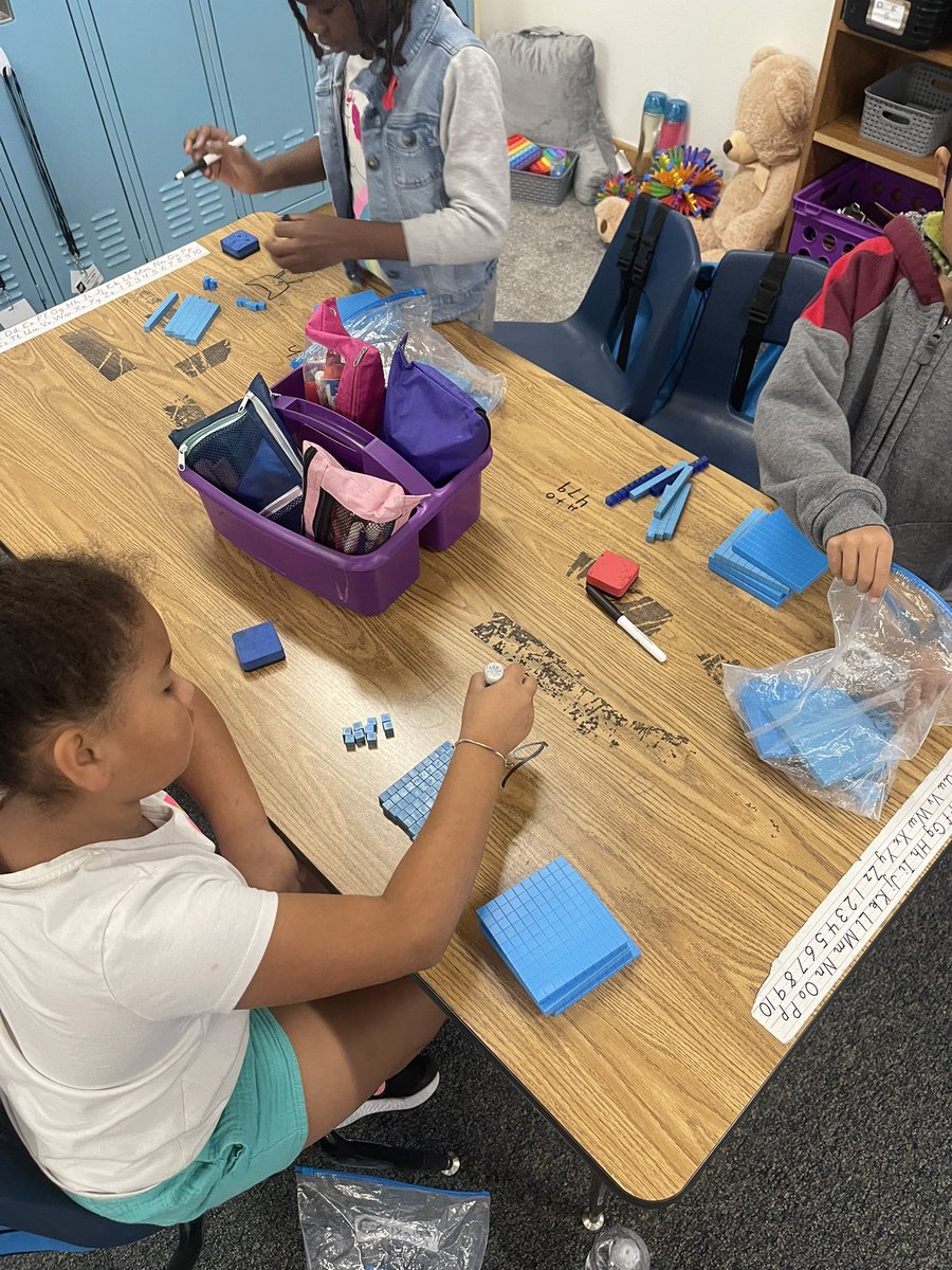 HensleeCasey's tweet photo. Using base 10 blocks to compose 3 digit numbers #MathinLISD @SouthridgeES #iteachsecond https://t.co/NiupaDl9Zz
