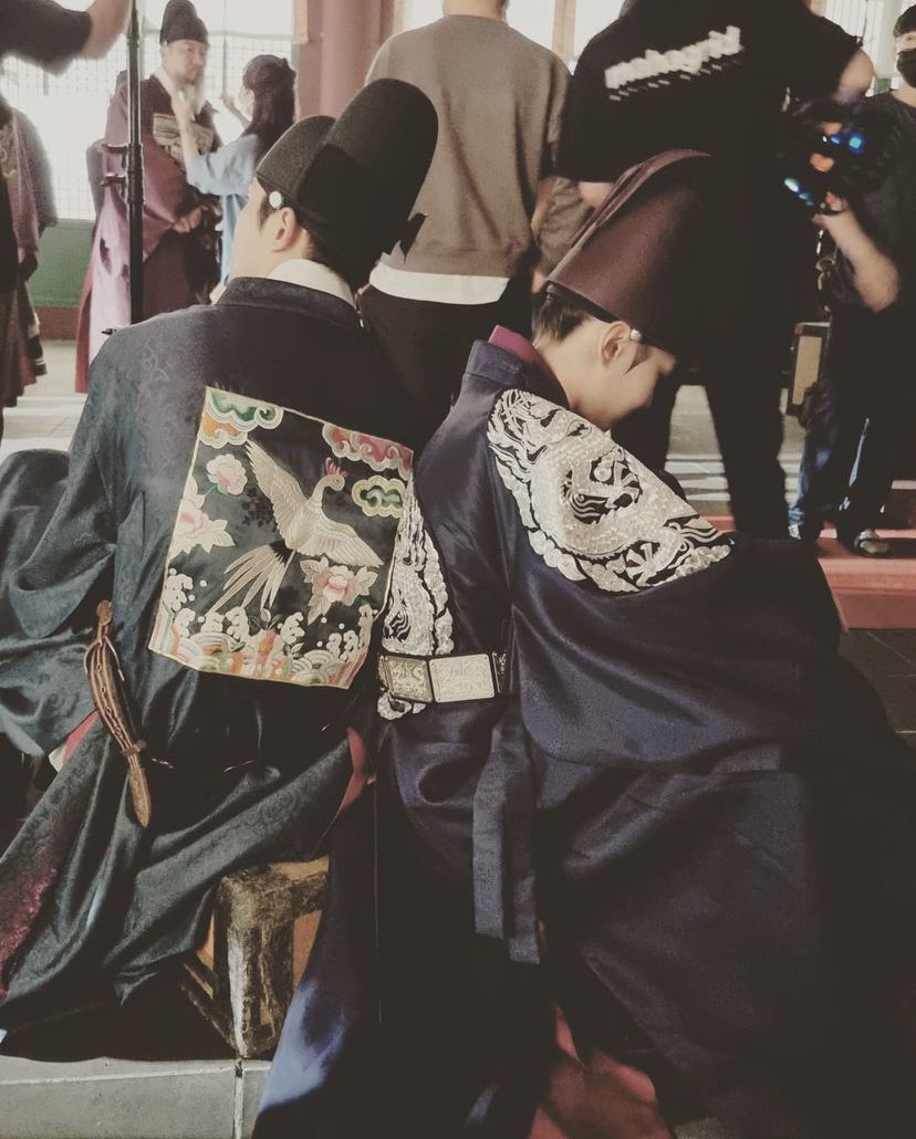 4sonee's tweet photo. the making video and these pictures tells me that eunbin and rowoon are probably together 𝗮𝗹𝗹 𝘁𝗵𝗲 𝘁𝗶𝗺𝗲 on set 🥺 I’m soft for this 

#TheKingsAffection https://t.co/KAzmNYRGBj