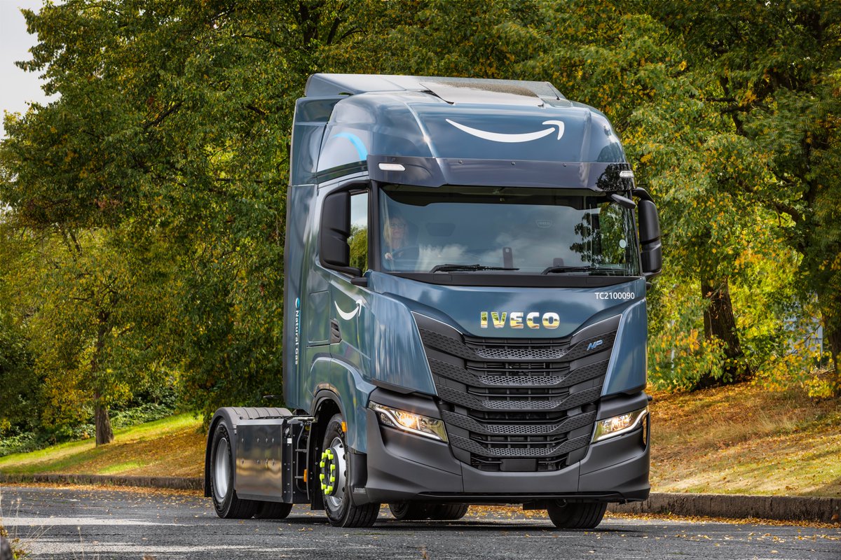 IVECOUK's tweet photo. 📢PRESS RELEASE - IVECO to supply 1,064 gas-powered S-WAY trucks to @Amazon to support European operations

Get the full story: https://t.co/nq2qV52F0S

#DriveTheNewWAY #ThePowerOfGas https://t.co/U5mhX71M1W