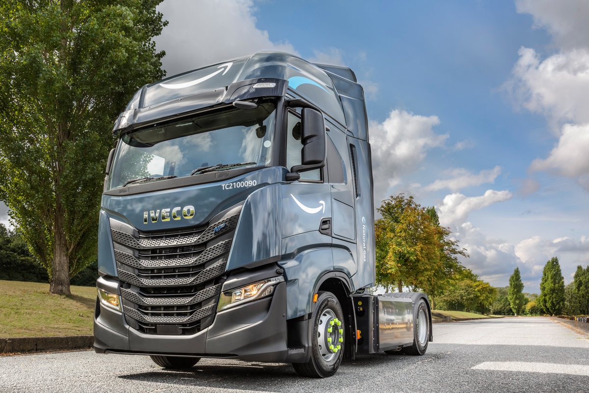 IVECOUK's tweet photo. 📢PRESS RELEASE - IVECO to supply 1,064 gas-powered S-WAY trucks to @Amazon to support European operations

Get the full story: https://t.co/nq2qV52F0S

#DriveTheNewWAY #ThePowerOfGas https://t.co/U5mhX71M1W