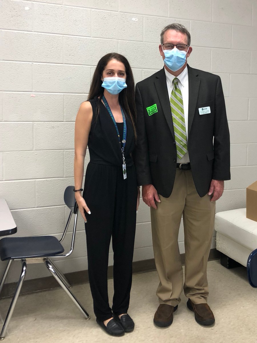 technologylaura's tweet photo. Today my students hosted Dr.Lampley @ColumbiaState. He spoke to students about post secondary options & equipped my students with resources for their bright futures! Engaging in conversations about post secondary opportunities is important for middle school students. #Edfellow https://t.co/YbjjzxHfOc