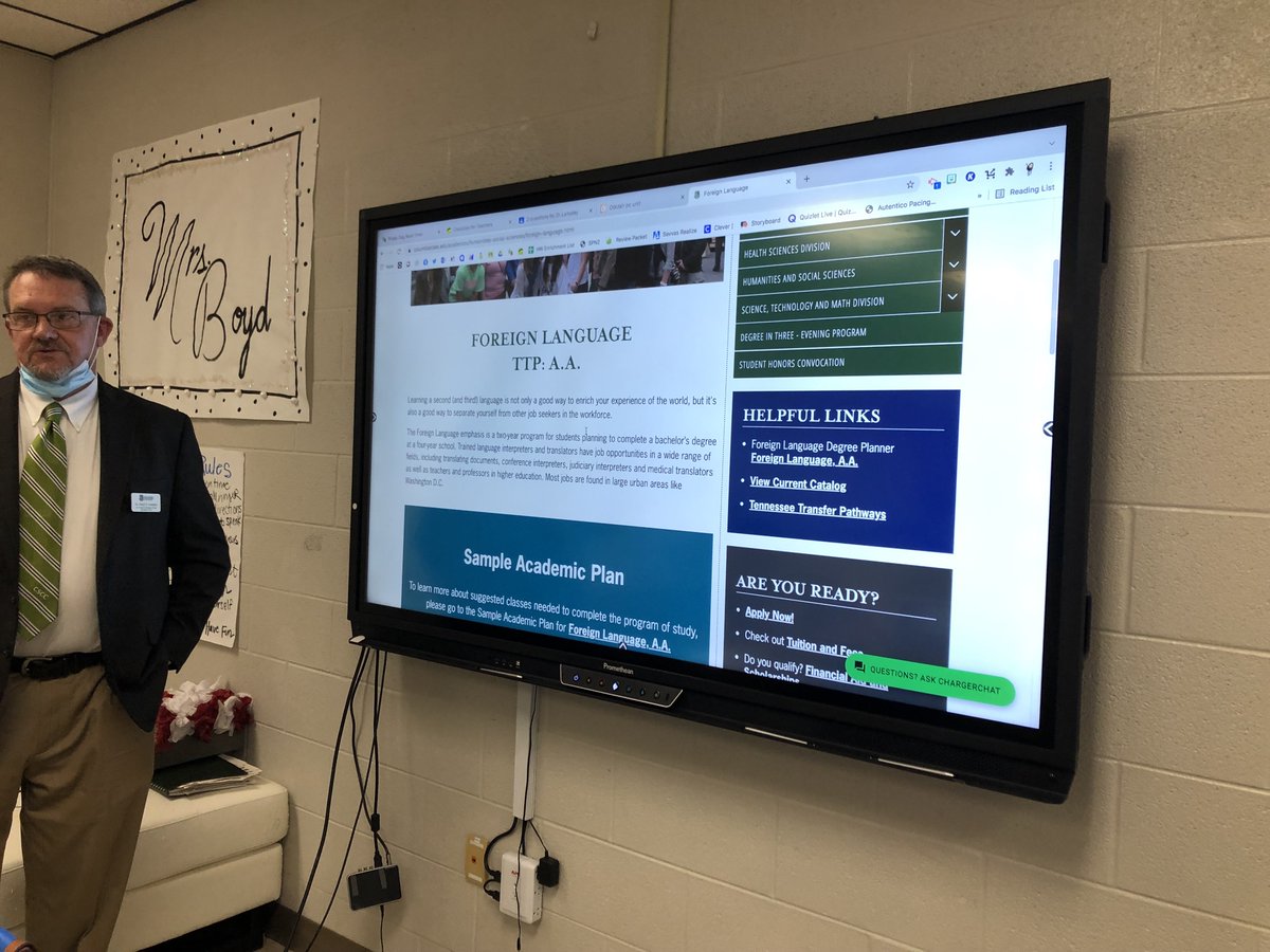 technologylaura's tweet photo. Today my students hosted Dr.Lampley @ColumbiaState. He spoke to students about post secondary options & equipped my students with resources for their bright futures! Engaging in conversations about post secondary opportunities is important for middle school students. #Edfellow https://t.co/YbjjzxHfOc