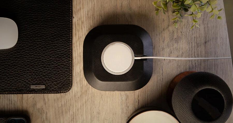 The Magsafe Wood and Leather Mount is the perfect addition to any office, making it easy to get out of the door with a full charge, ready to take on the day.

vajacases.com/blogs/leather-…

#magsafe #iPhone  #iPhone13 #leather