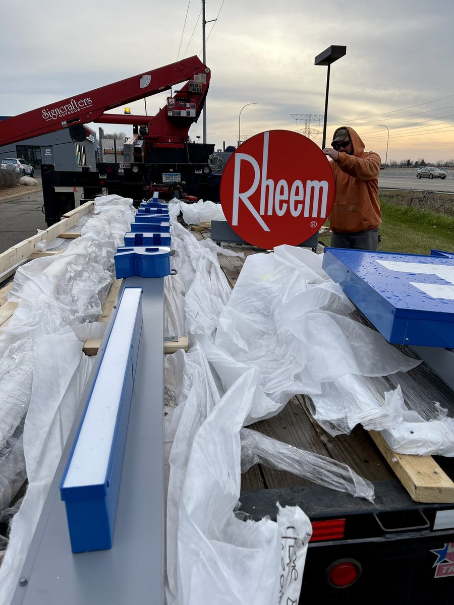 Home_Energy_MN's tweet photo. Big thanks to our friends at SigncraftersOutdoor &amp; @Rheem for the new sign refresh on our Plymouth location. Next time you’re on 494 make sure to give us a wave 👋. https://t.co/q2h9RJOzmz