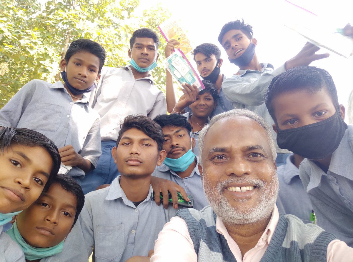 MMopatnsf's tweet photo. ராதாசாமி ஆதிவாசி பள்ளியில் நடைபெற்ற மூன்று நாள் பயிற்சியில் முதல் நாள் அறிமுகப்படுத்தும் போது இவருக்கு ஹிந்தி தெரியாது என்றனர். 200பேரில்நான் 50 பேரை அழைத்தபோது யாரும் வரவில்லை. நான் அவர்கள் இருக்கும் இடத்திற்கு சென்றேன். ஹிந்தி தெரியாவிட்டால் எனன? எனக்கு குழந்தை மொழி தெரியும். https://t.co/VKupVMMP2O