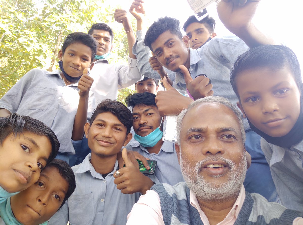 ராதாசாமி ஆதிவாசி பள்ளியில் நடைபெற்ற மூன்று நாள் பயிற்சியில் முதல் நாள் அறிமுகப்படுத்தும் போது இவருக்கு ஹிந்தி தெரியாது என்றனர். 200பேரில்நான் 50 பேரை அழைத்தபோது யாரும் வரவில்லை. நான் அவர்கள் இருக்கும் இடத்திற்கு சென்றேன். ஹிந்தி தெரியாவிட்டால் எனன? எனக்கு குழந்தை மொழி தெரியும்.