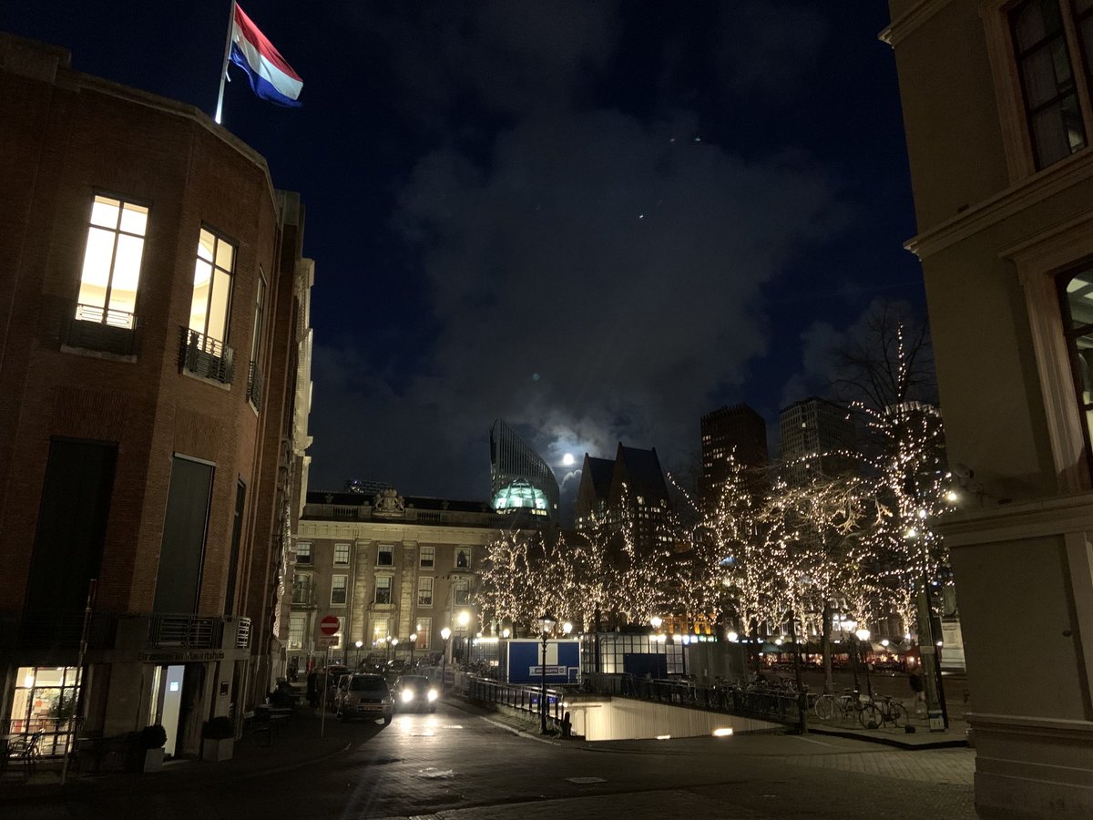 Zie de maan schijnt door de ministeries.