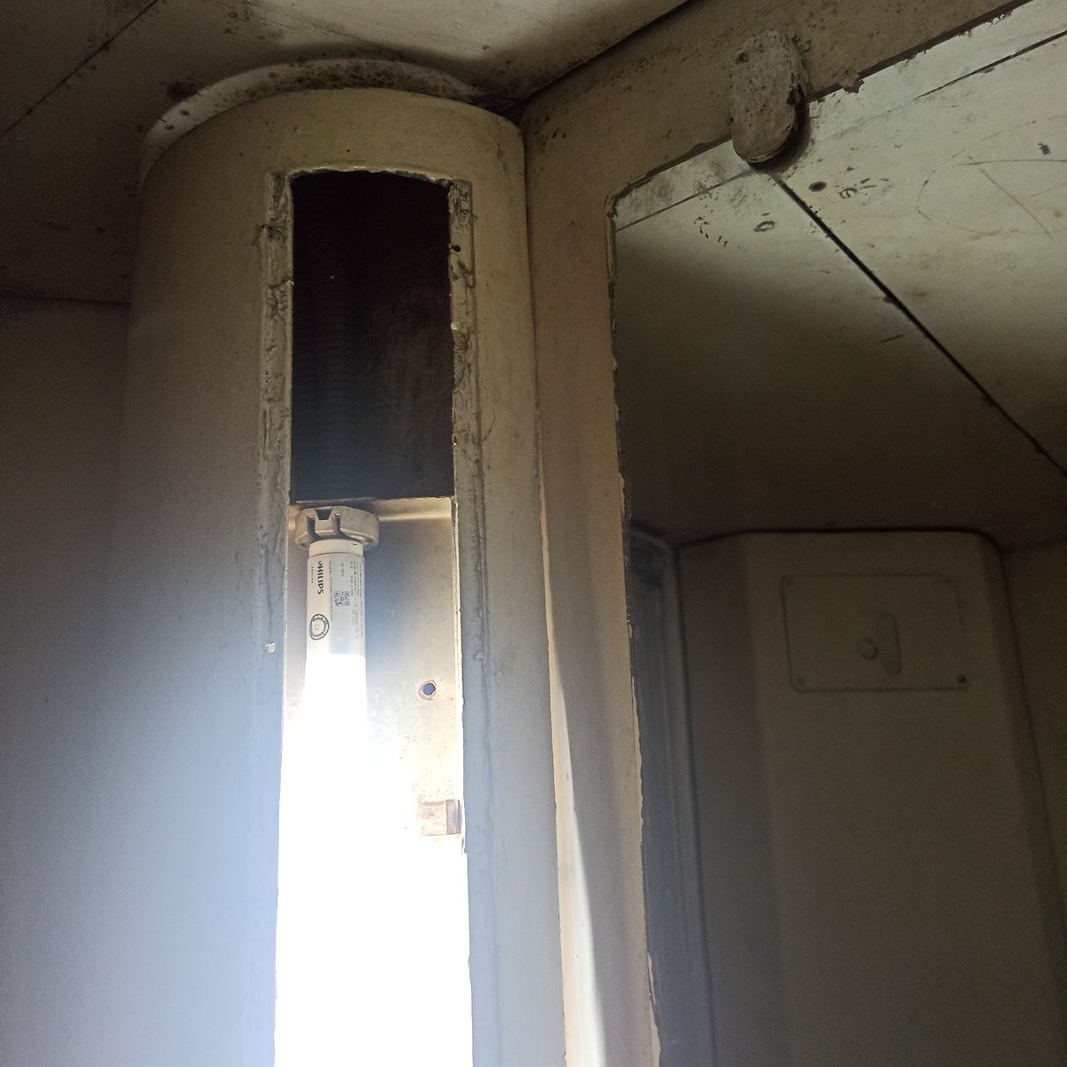 TariqueS3's tweet photo. @RailMinIndia Sir, Drawing ur atention towards horrible condition of 1st ac H1 coach's toilet of sealdah Rajdhani 02313 running on 17Nov21. If dis is d condition of premium train, 1 can only imagine wat wil b d condition of normal trains. Plz improve trains https://t.co/Su2A0JIoAl