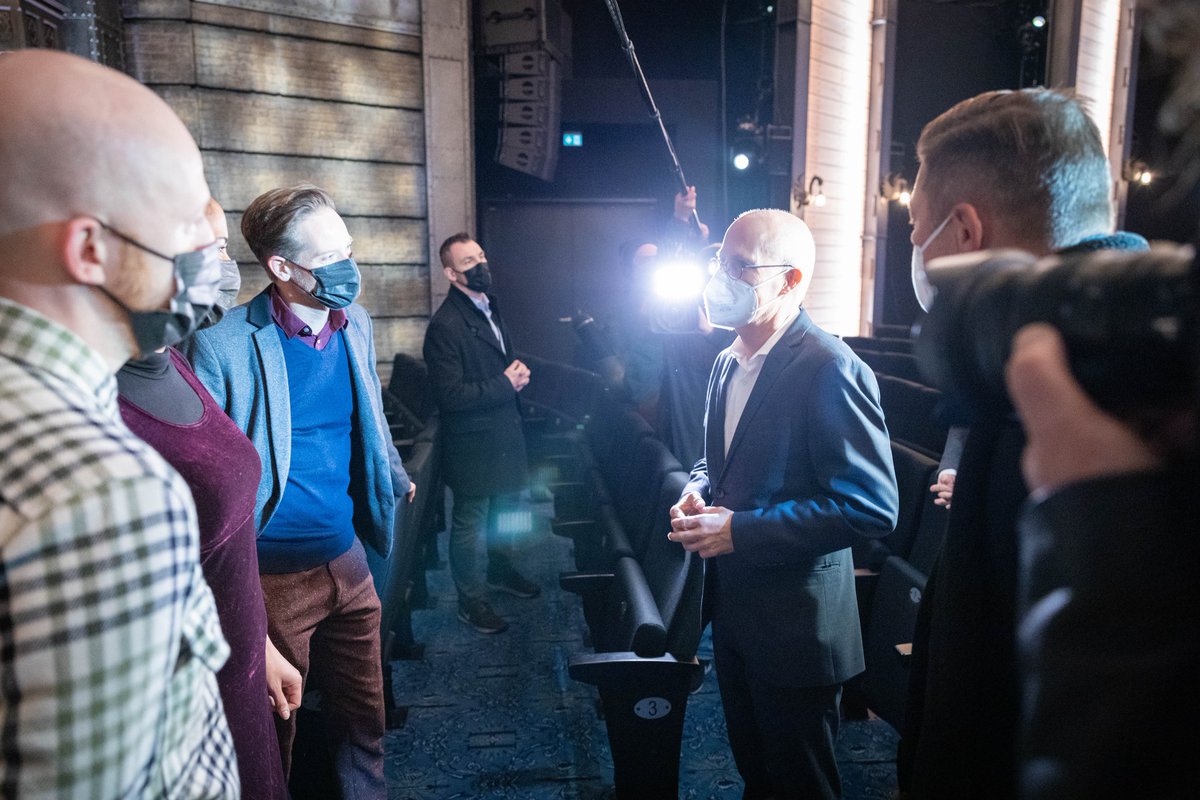 Hamburg bekommt ein neues Kultur-Highlight: Im Dezember startet die erste deutschsprachige Theaterproduktion von "Harry Potter und das verwunschene Kind". 🪄 Hinter den Kulissen laufen die Vorbereitungen auf Hochtouren. Am 5. Dezember heißt es: Vorhang auf &amp; Lumos Maxima!