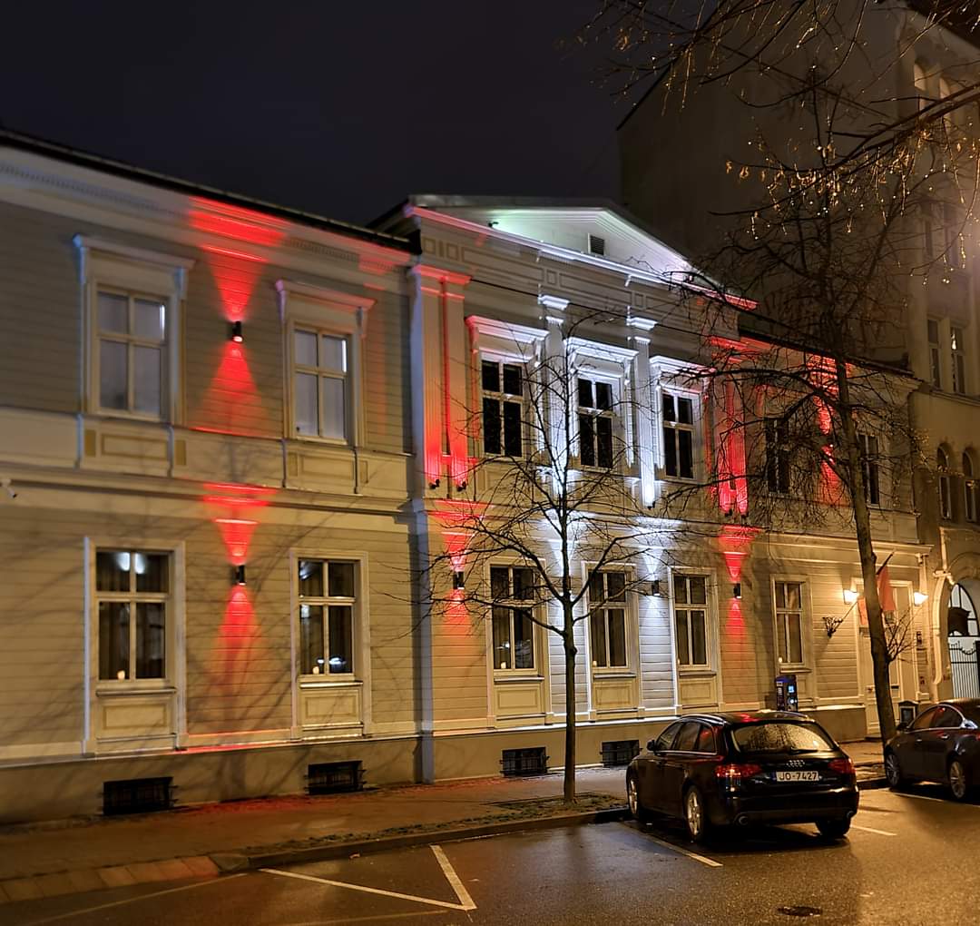 mStirans's tweet photo. Pateicoties @Selonija Filistru Palīdzības biedrībai un @RigasDome līdzfinansējumam, ir atjaunota Selonijas nama fasāde.

Uzaicinām @Selonija draugus noiet gar Stabu ielu 17 - līdz 22. novembrim namu rotās īpašs apgaismojums valsts svētku noskaņās 🇱🇻. https://t.co/nJdqrP8xhW