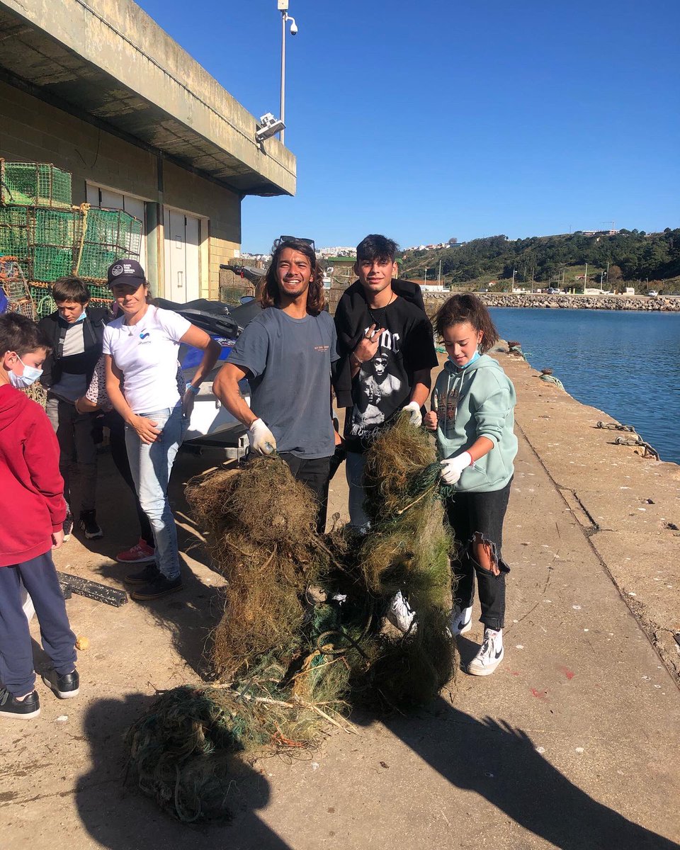 PlasticOceansEU's tweet photo. What a day! Most epic clean up event with almost 50 kids from the local school in Nazare’#portugal #nazare #harbourcleanup https://t.co/HsdUms9lif