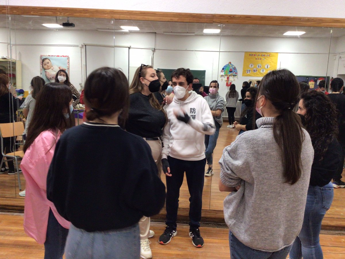 franjavier_gon's tweet photo. Hoy nos visita a nuestro @iestnt el alumnado del Curso #incluyeinserta @Educacion_Ab. El alumnado de #animacionsocioculturalyturistica implementa actividades inclusivas. Gracias especiales a @plenaCLM y a Beatriz Puras, psicóloga. https://t.co/Iy8PoPem2d