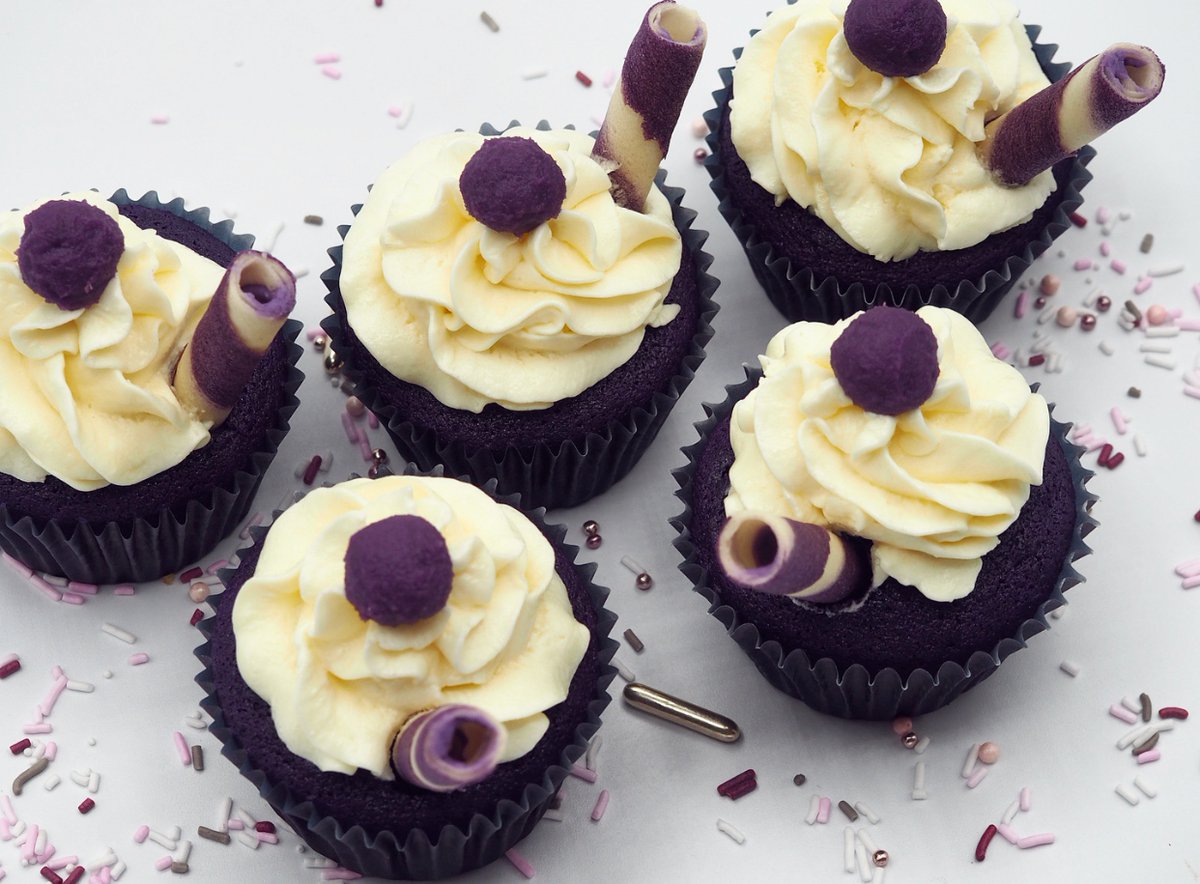 hellolocalshops's tweet photo. Tres Marias Bakeshoppe is a small local baking business. They bring you flavours that really resonates with the Filipino culture.
#hellolocal #torontoeats #yyzeats #torontofoodie #filipinotreats #filipinodessert #ubedesserts #ubeallday #torontodessert #dessertsto #blogto https://t.co/8F2aXrevKP