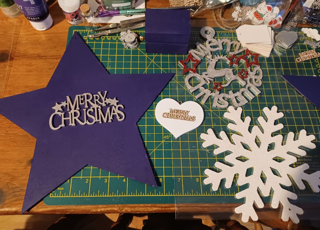 So this is my #workbenchwednesday. Just a few of the items I've been working on this week.

#disdelightfuldesigns ##supportlocalbusinesses #supportadream #buylocalsupportlocal #chrostmascrafts #ChristmasDecor