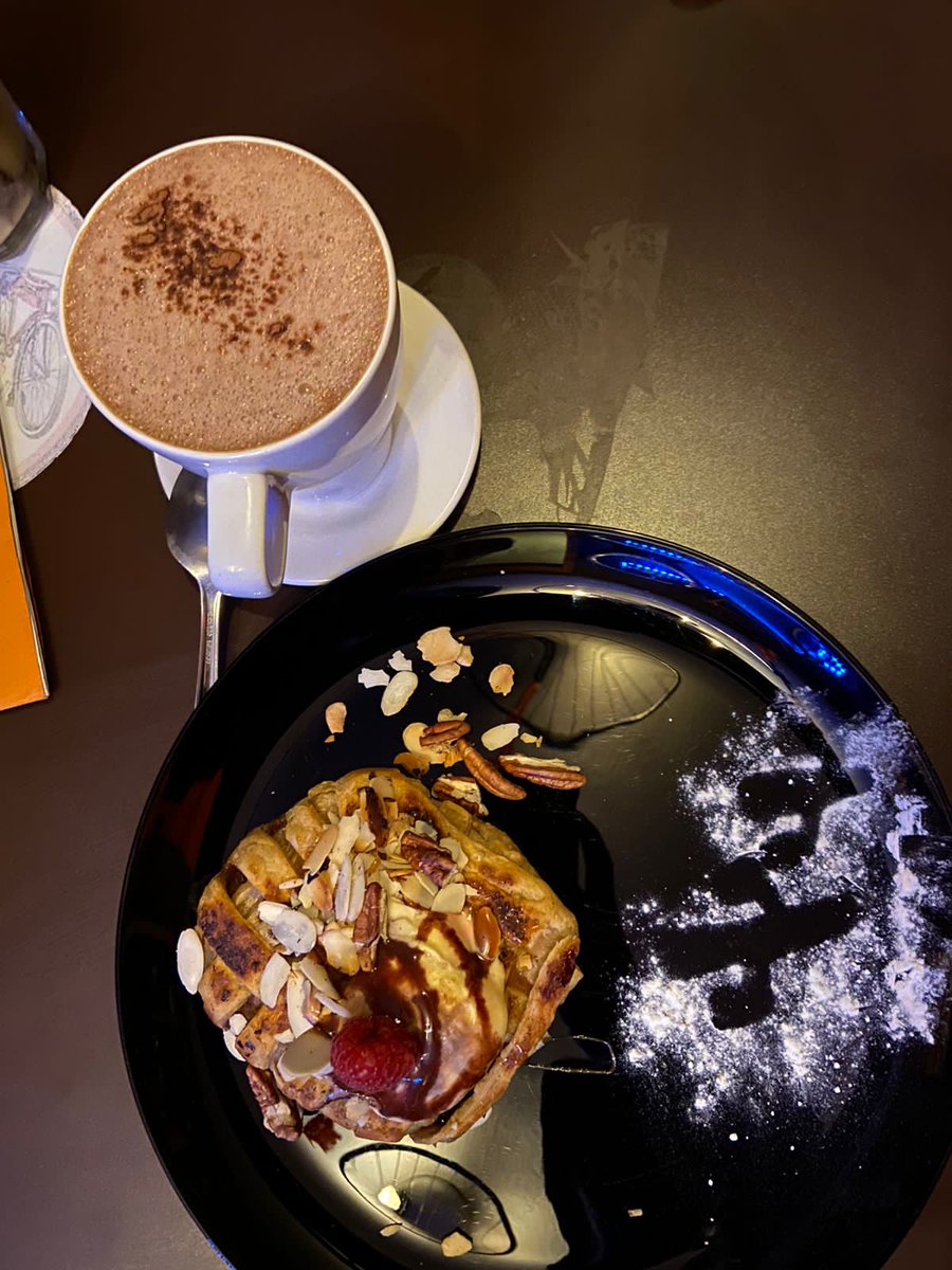 Un chocolate o un café son parecidos a una caricia cálida, aquí los esperamos familia!! #LaBiciBurra #BiciAmigable