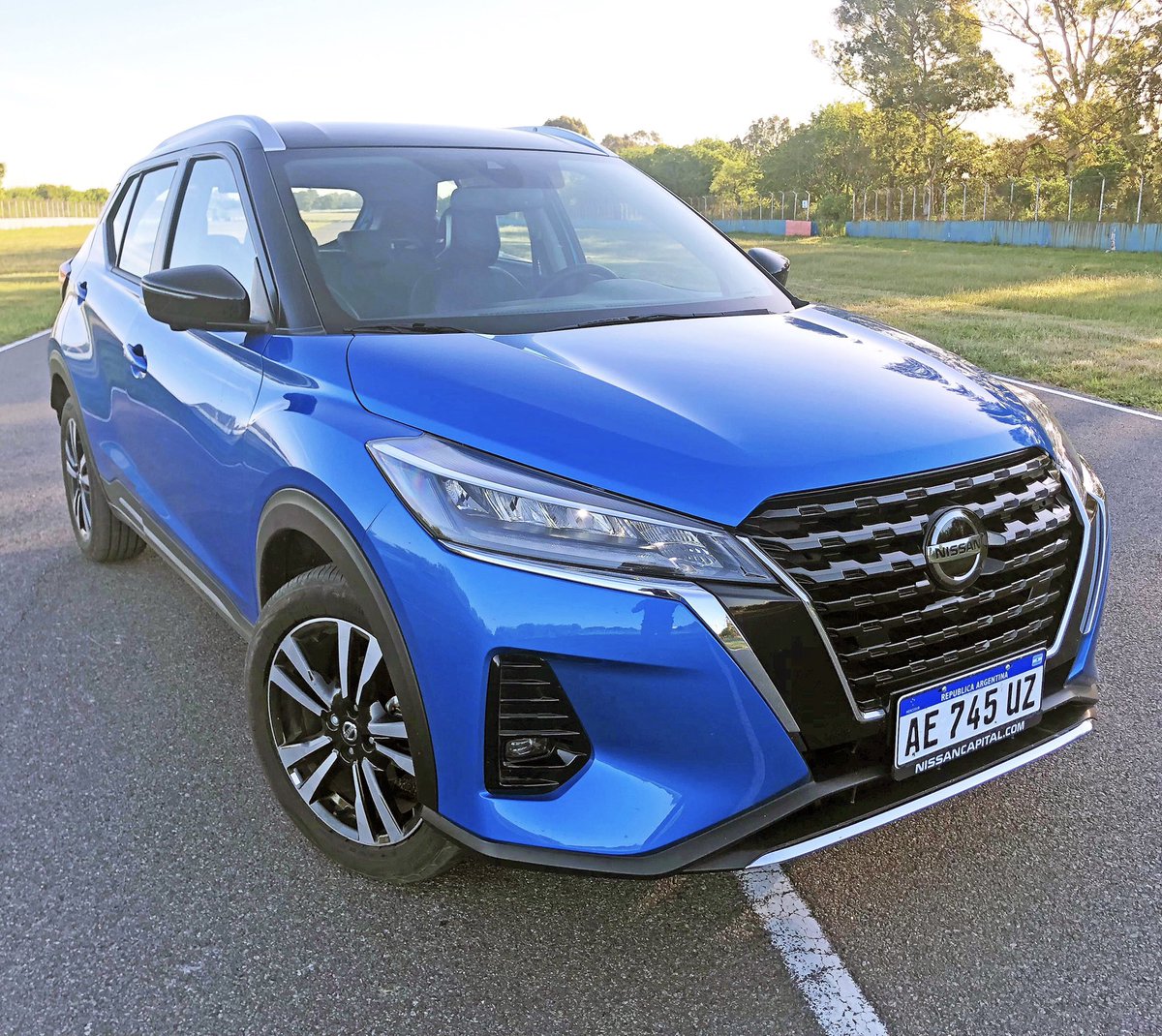 AutoTestArg's tweet photo. MASTER TEST (SUV segmento B)
🚘 Nissan Kicks Exclusive
👉 Motor: 1.6 naftero
👉 Potencia: 120 CV
👉 Torque: 149 Nm
👉 Caja: automática CVT
¿Cómo creés que le irá al SUV de la marca japonesa? #NissanKicks #MasterTestAT https://t.co/LrpwcYfX45