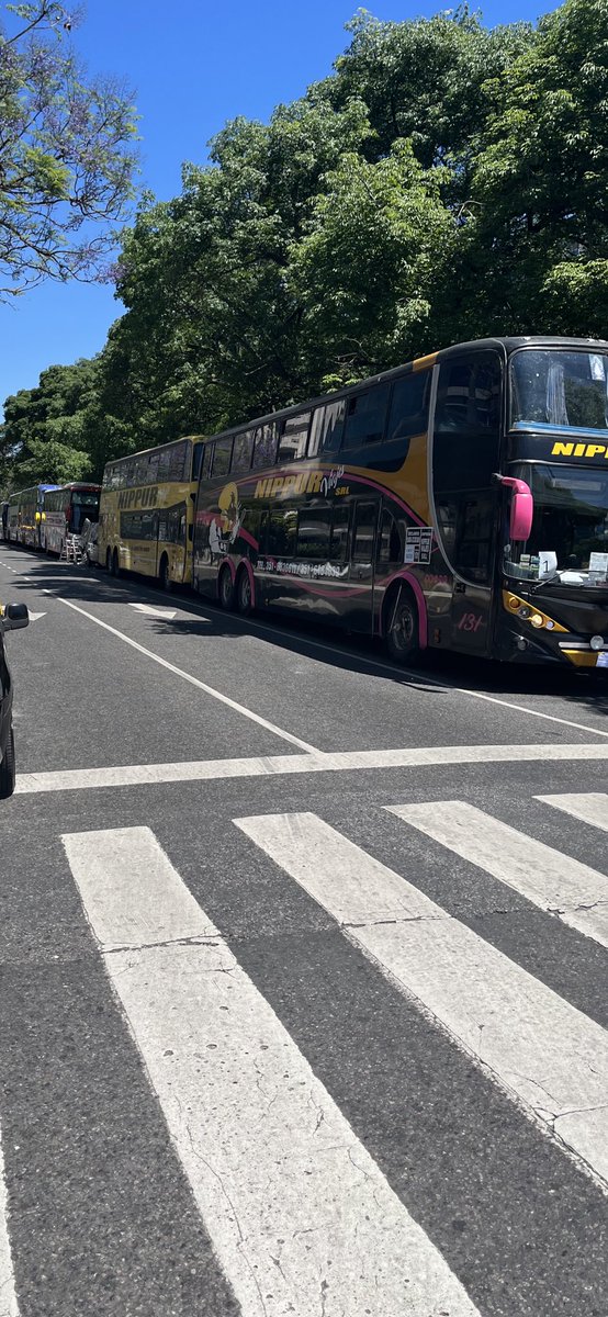 ale1haz's tweet photo. @edufeiok hola eduardo te cuento pare 2 minutos en@la9 de julio vino un poli y me saco y estan los micros parados con las patentes tapadas y nada digo larreta es boludo o se hace asi dificil ser presi si no tiene huevos https://t.co/3FvrmrhEZa