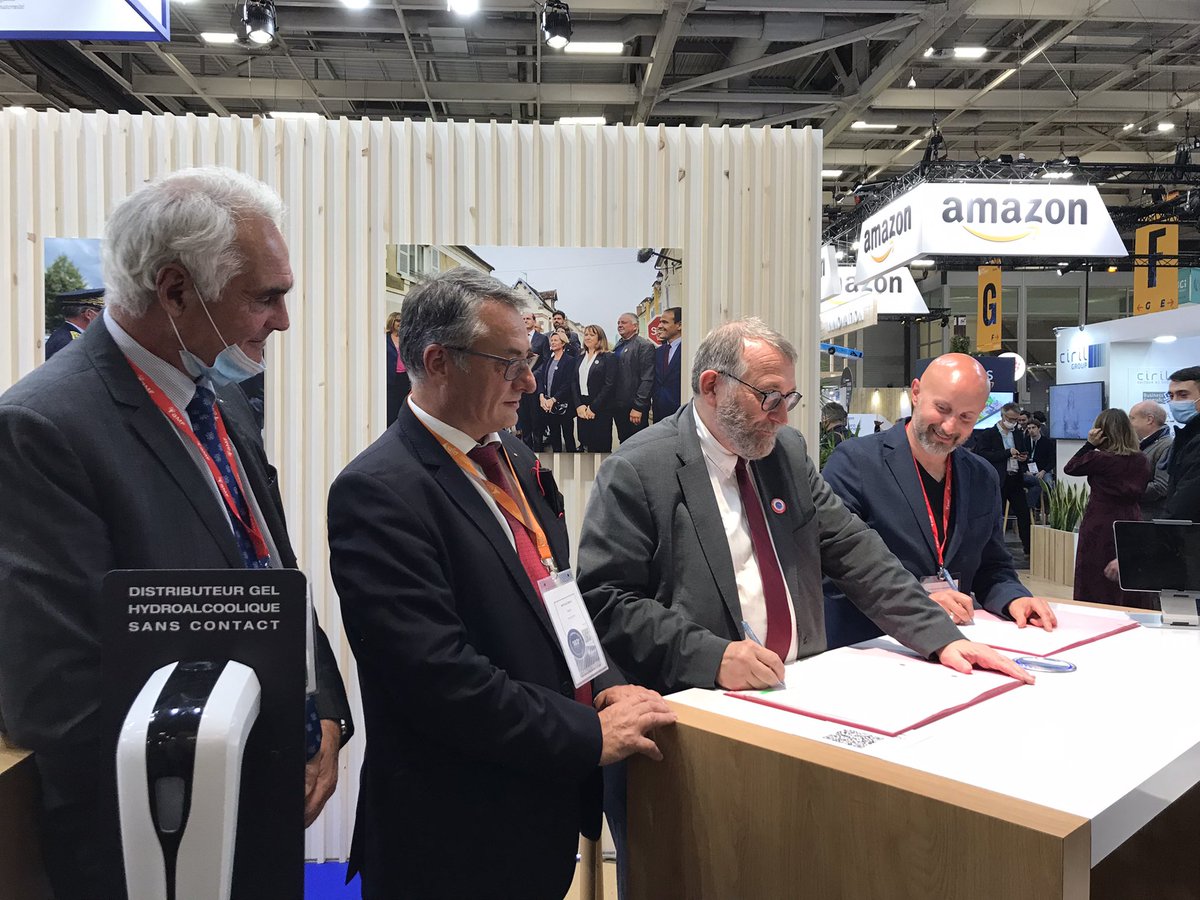 ANCTerritoires's tweet photo. Signature de convention entre @JoelGiraud05 et @InSite_France dans le cadre de l’ #AgendaRural piloté par l’ANCT. 
👉🏼 Renforcement de l’ « Erasmus rural », des jeunes en service civique au cœur des villages pour réaliser des projets culturels sociaux ou environnementaux 🙋🏼‍♀️🙋🏽‍♂️ https://t.co/NFuRiKLVJH