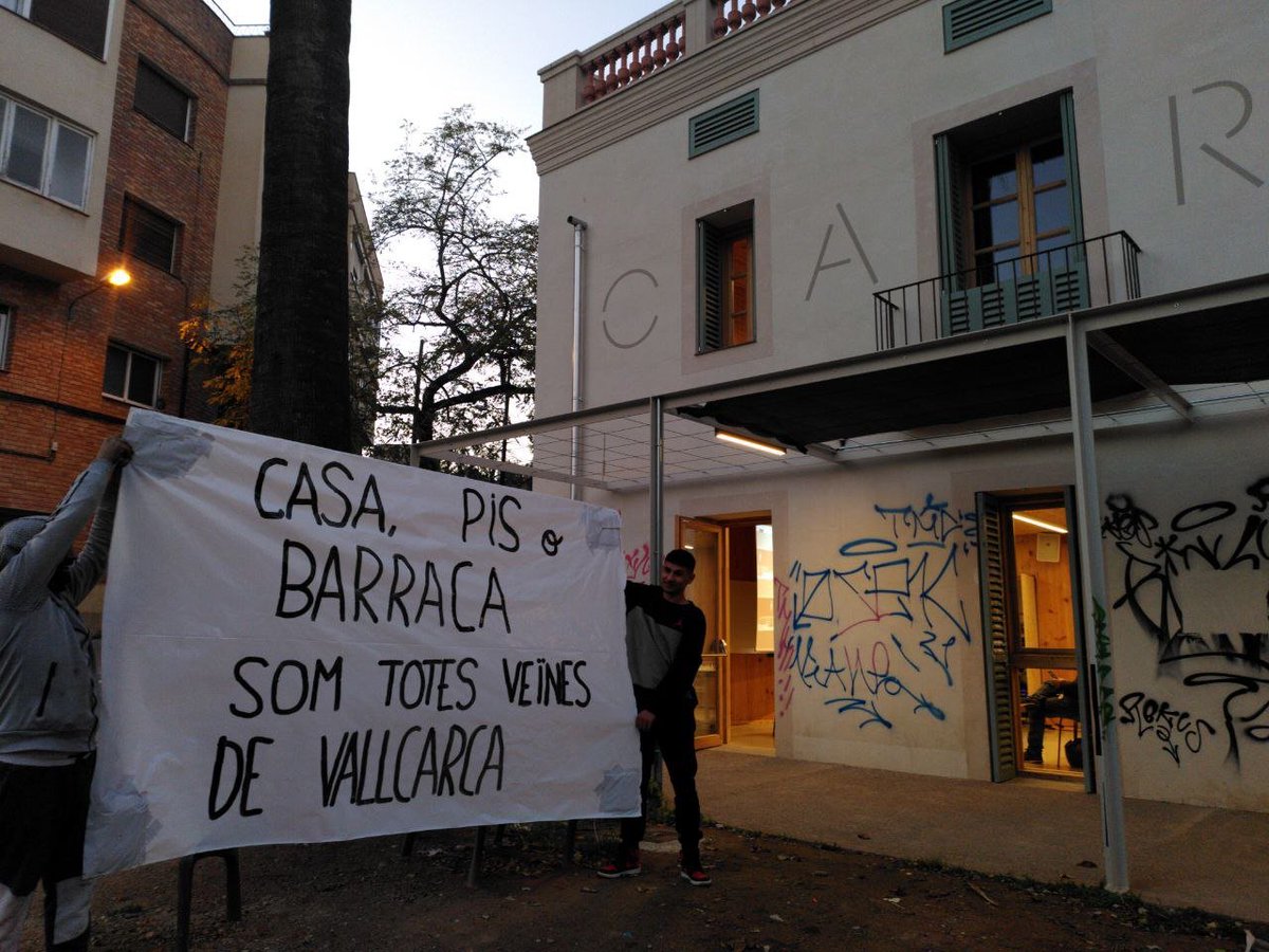 HeuraNegraVKK's tweet photo. Avui ens hem concentrat davant el @CBCanCarol per foragitar l'amenaça d'una convocatòria xenòfoba i racista al barri en contra de les nostres veïnes. No han aparegut #VallcarcaSolidària #VallcarcaAntifeixista https://t.co/1S2G2n4E3W