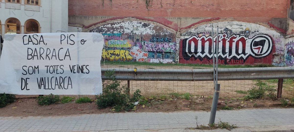 HeuraNegraVKK's tweet photo. Avui ens hem concentrat davant el @CBCanCarol per foragitar l'amenaça d'una convocatòria xenòfoba i racista al barri en contra de les nostres veïnes. No han aparegut #VallcarcaSolidària #VallcarcaAntifeixista https://t.co/1S2G2n4E3W