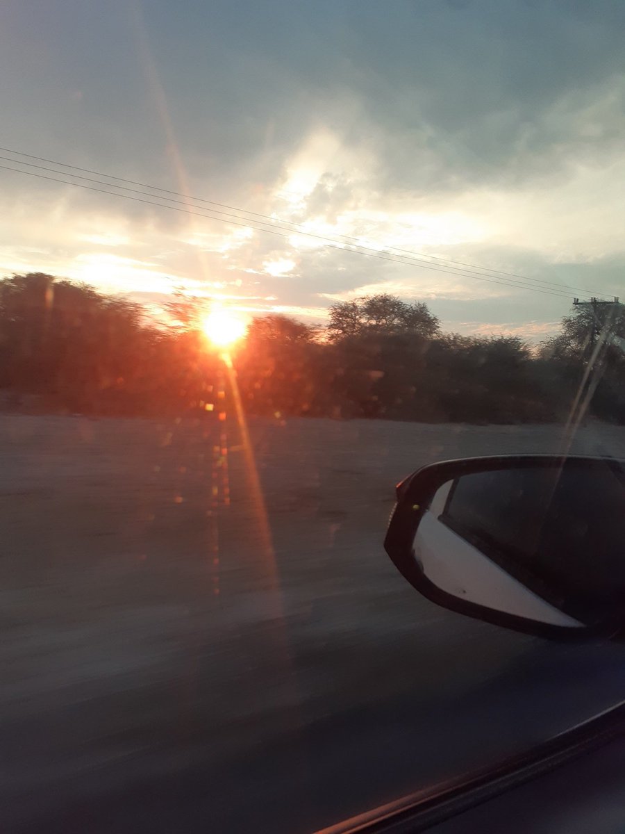 Lang_U's tweet photo. Just a random Wednesday out in Khumaga 🍃🍃🍃#Boteti #khumaga #botetiriver #ilovebotswana #travellocal #botswanatourism #travelwithludo https://t.co/HfcYM5IveP