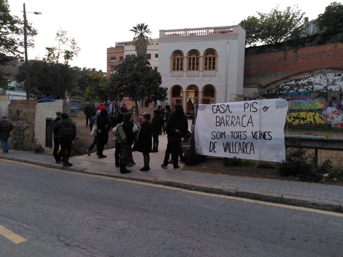 HeuraNegraVKK's tweet photo. Avui ens hem concentrat davant el @CBCanCarol per foragitar l'amenaça d'una convocatòria xenòfoba i racista al barri en contra de les nostres veïnes. No han aparegut #VallcarcaSolidària #VallcarcaAntifeixista https://t.co/1S2G2n4E3W