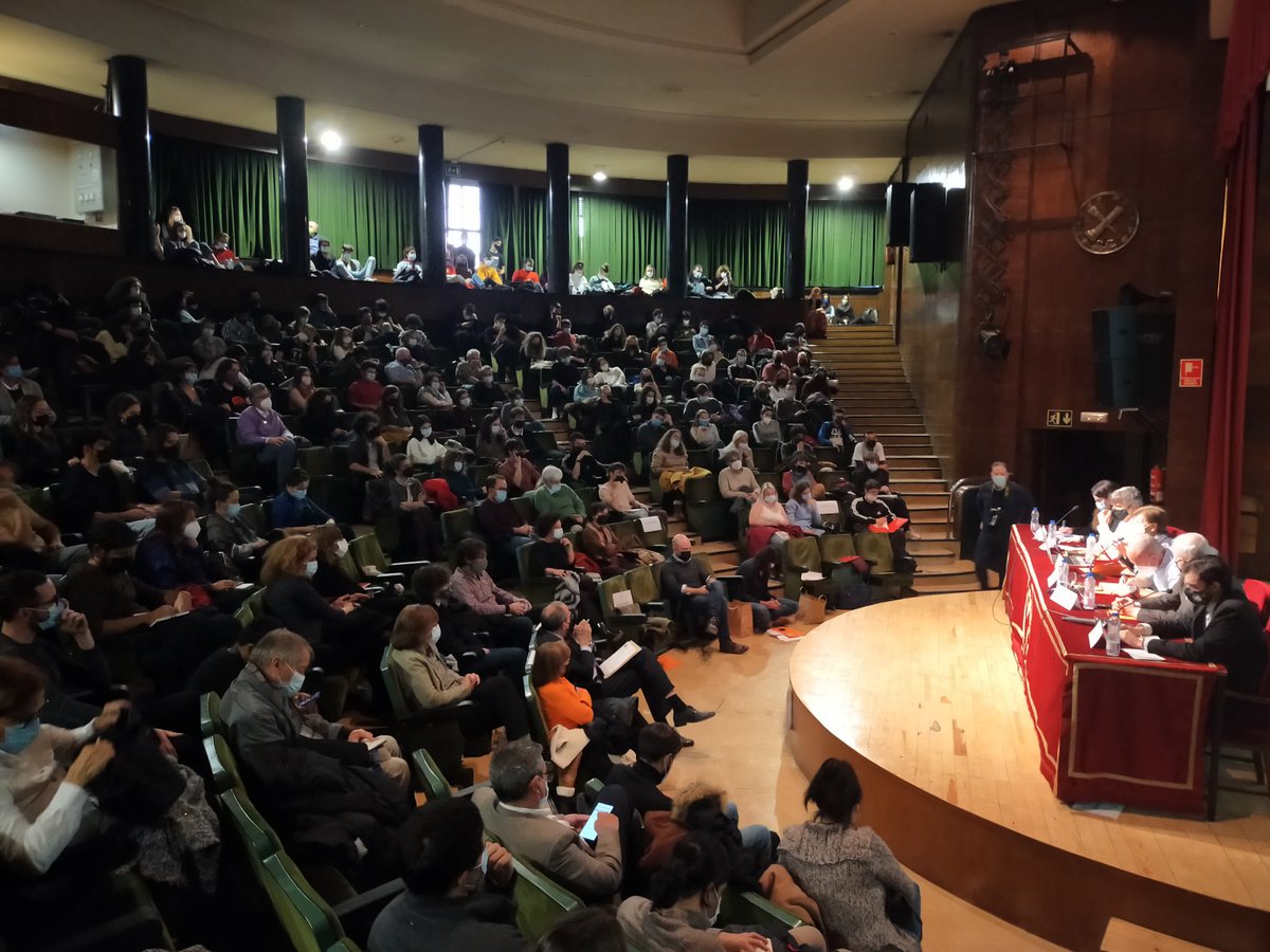 FilosofiaUCM's tweet photo. Si no has podido asistir al acto en el Paraninfo, puedes seguirlo aquí: https://t.co/pF7F3GtgjO
¡Gracias a todos los asistentes por acompañarnos en esta jornada! Ver el paraninfo a rebosar, nos recuerda que #DefenderLaFilosofía es tarea de todas y todos. https://t.co/i53Bbq65lD
